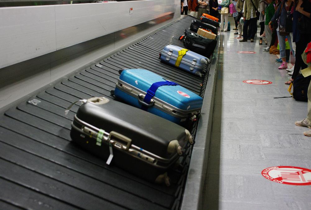 スーツケースが空港で破損<br>航空会社の過失の場合に損害賠償を保険請求できる?