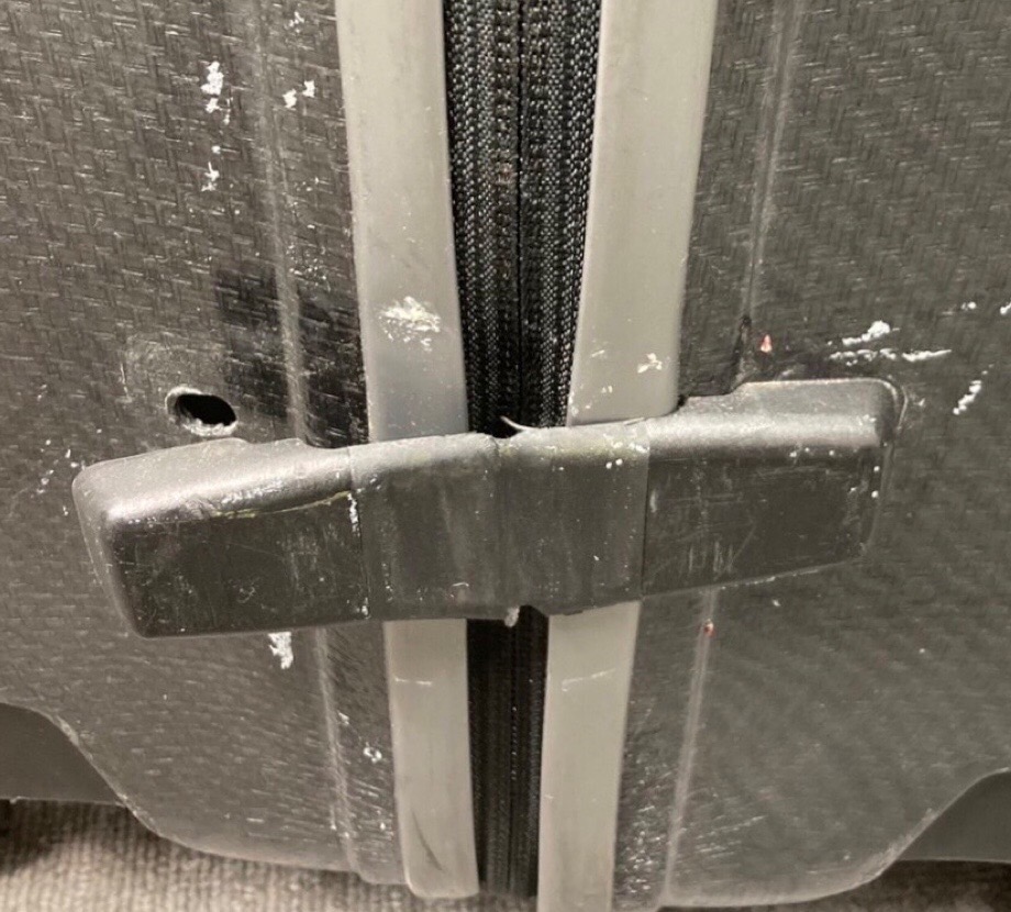 ヒンジが取れかかっているヒンジ交換｜サムナイトスーツケース修理実績