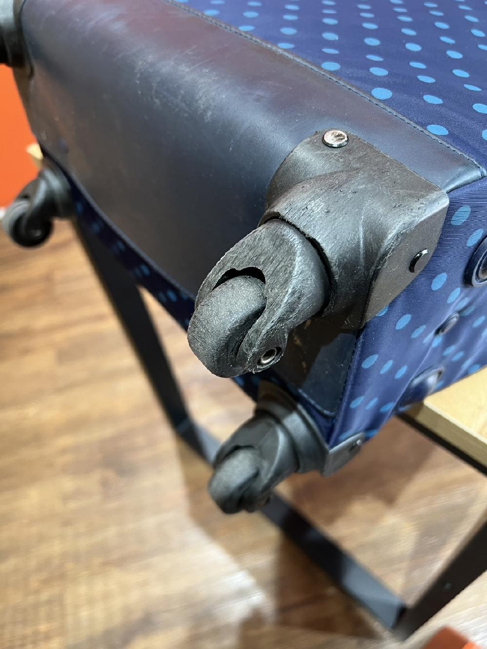 アニエスベースーツケースシングルキャスター交換