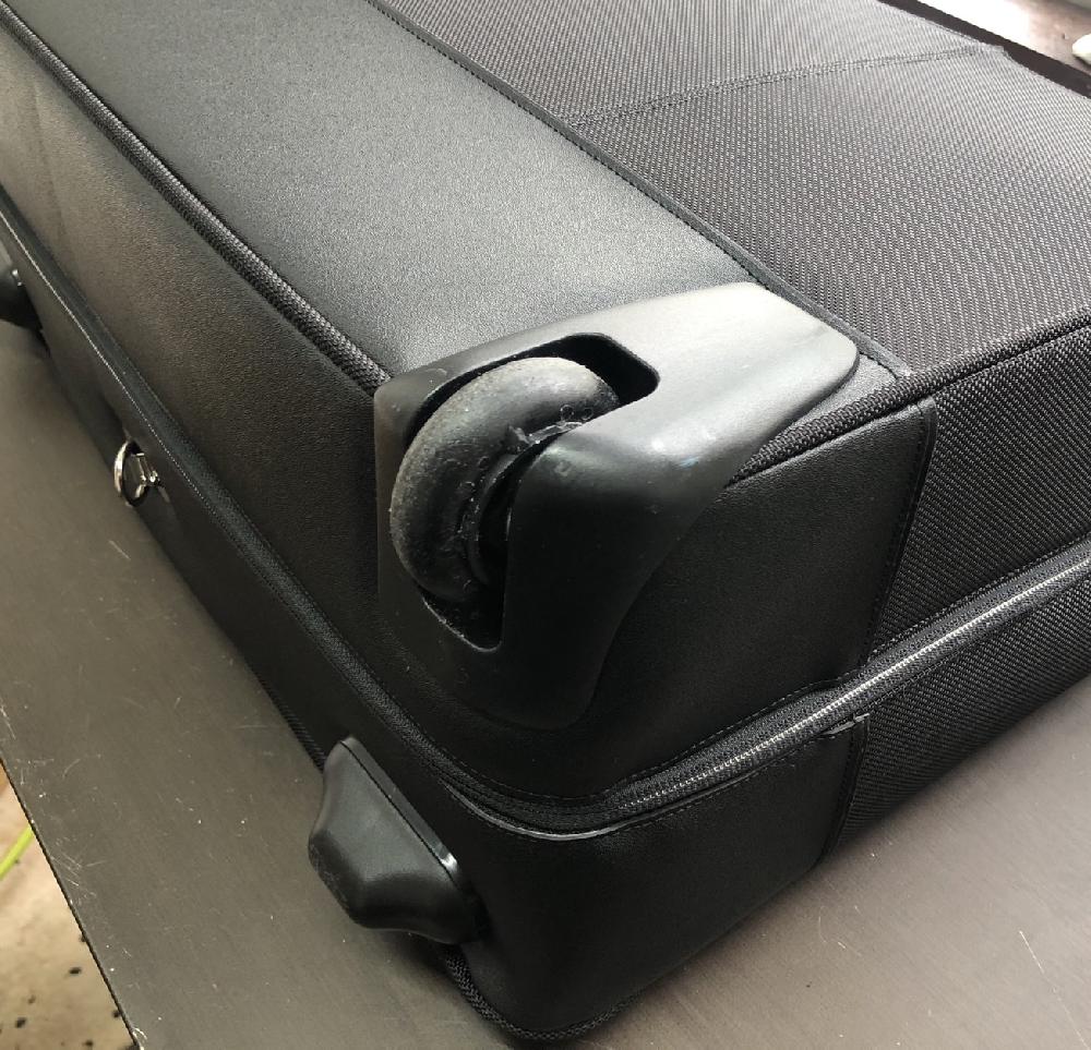 TUMI２輪キャスター交換｜音がうるさい｜修理実績｜スーツケースなおします