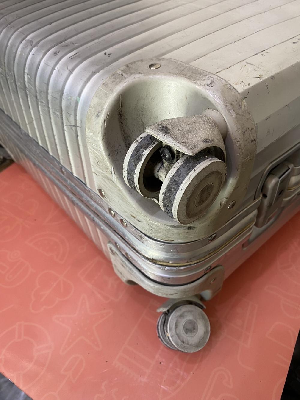 RIMOWAダブルキャスター交換｜キャスターが加水分解している｜修理実績｜スーツケースなおします