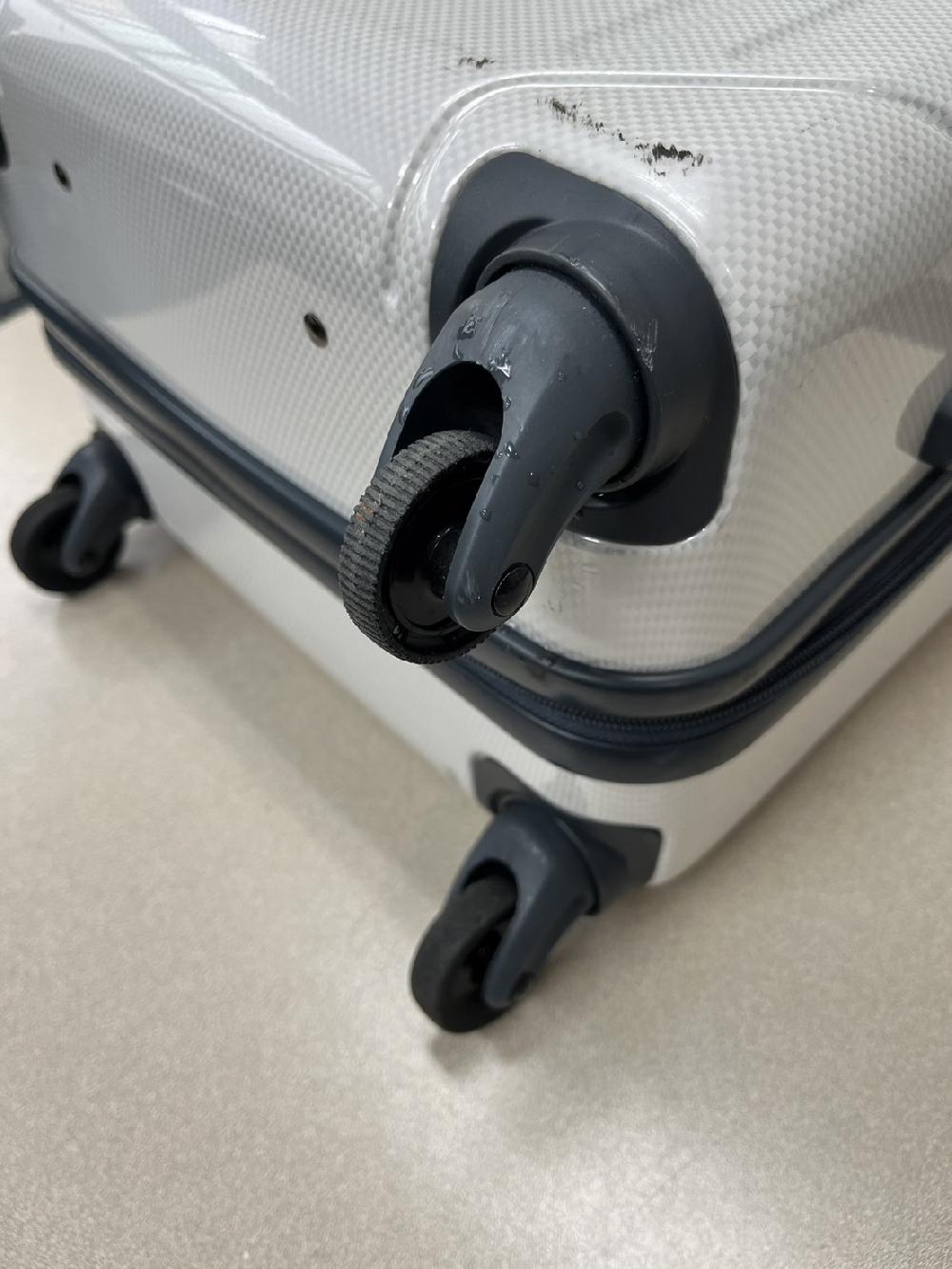 World Travelerスーツケースシングルキャスター交換