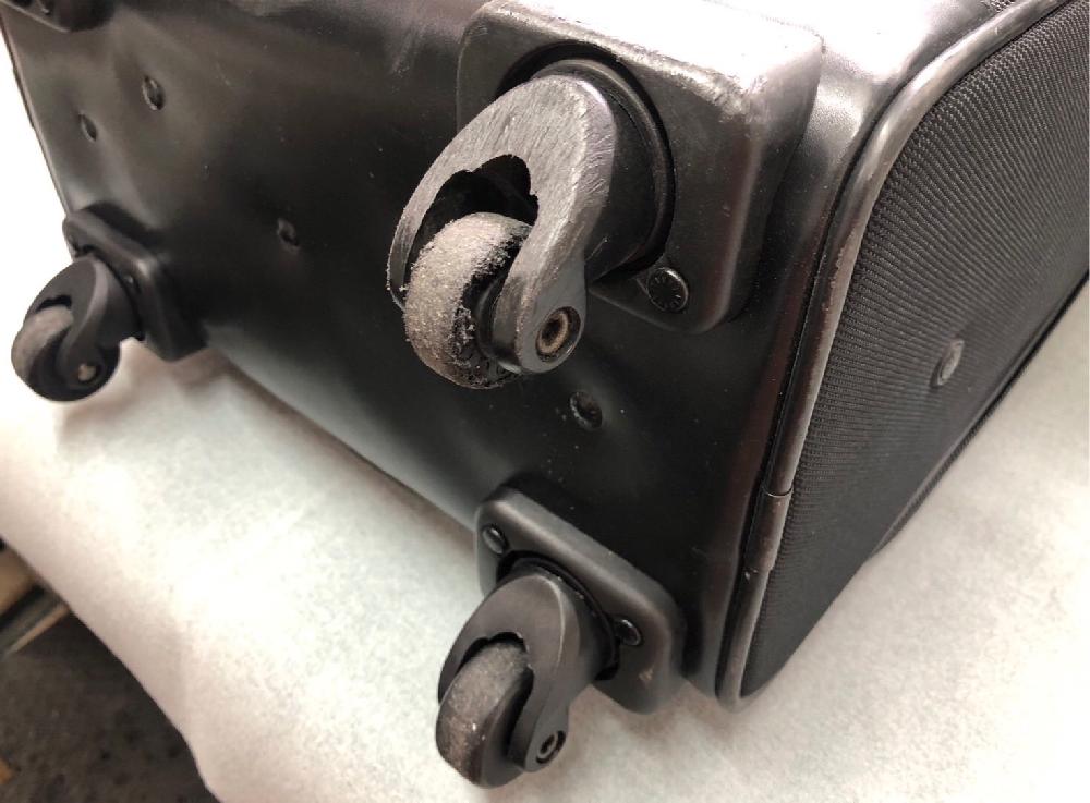 ACEスーツケースキャスター交換｜コロコロのゴムが取れてしまった｜修理実績｜スーツケースなおします
