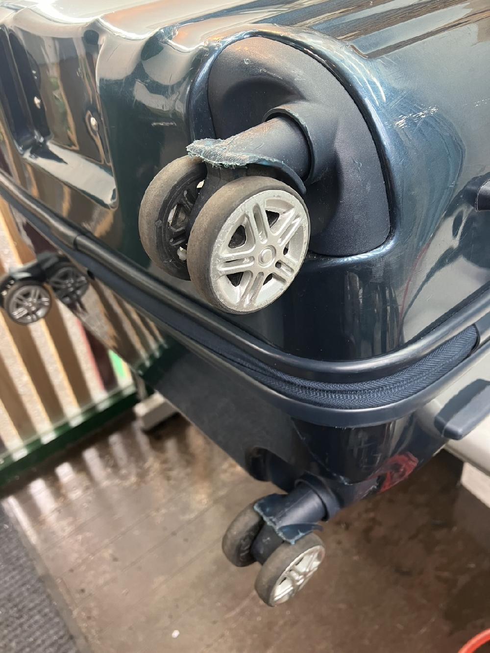 スーツケースダブルキャスター交換