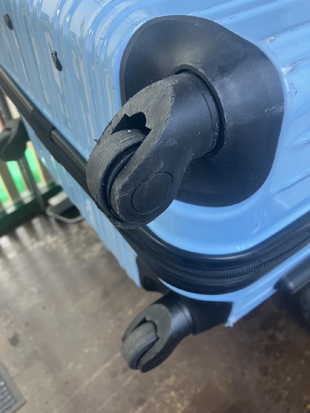 スーツケースキャスター交換