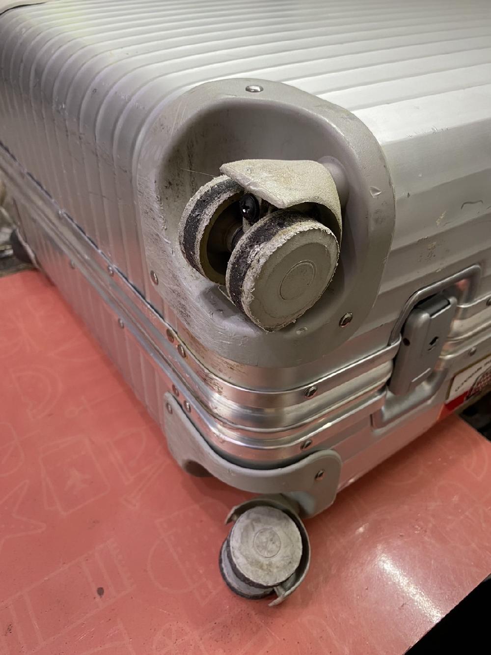 RIMOWA前輪ダブルキャスター交換｜タイヤ周りのゴムが剥がれた｜修理実績｜スーツケースなおします
