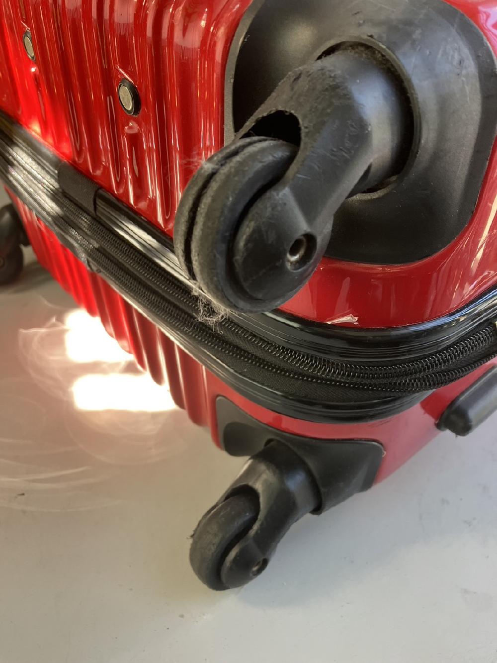 タイヤの経年劣化｜スーツケース修理実績