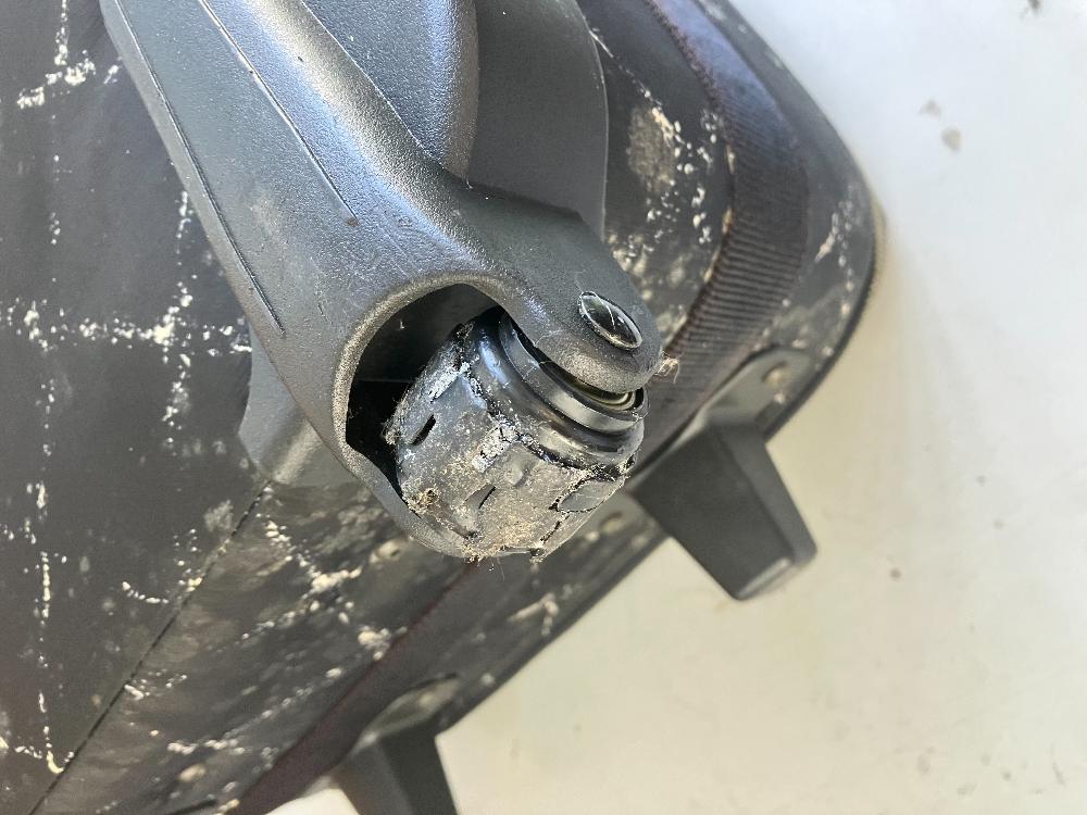 スーツケース二輪キャスター交換