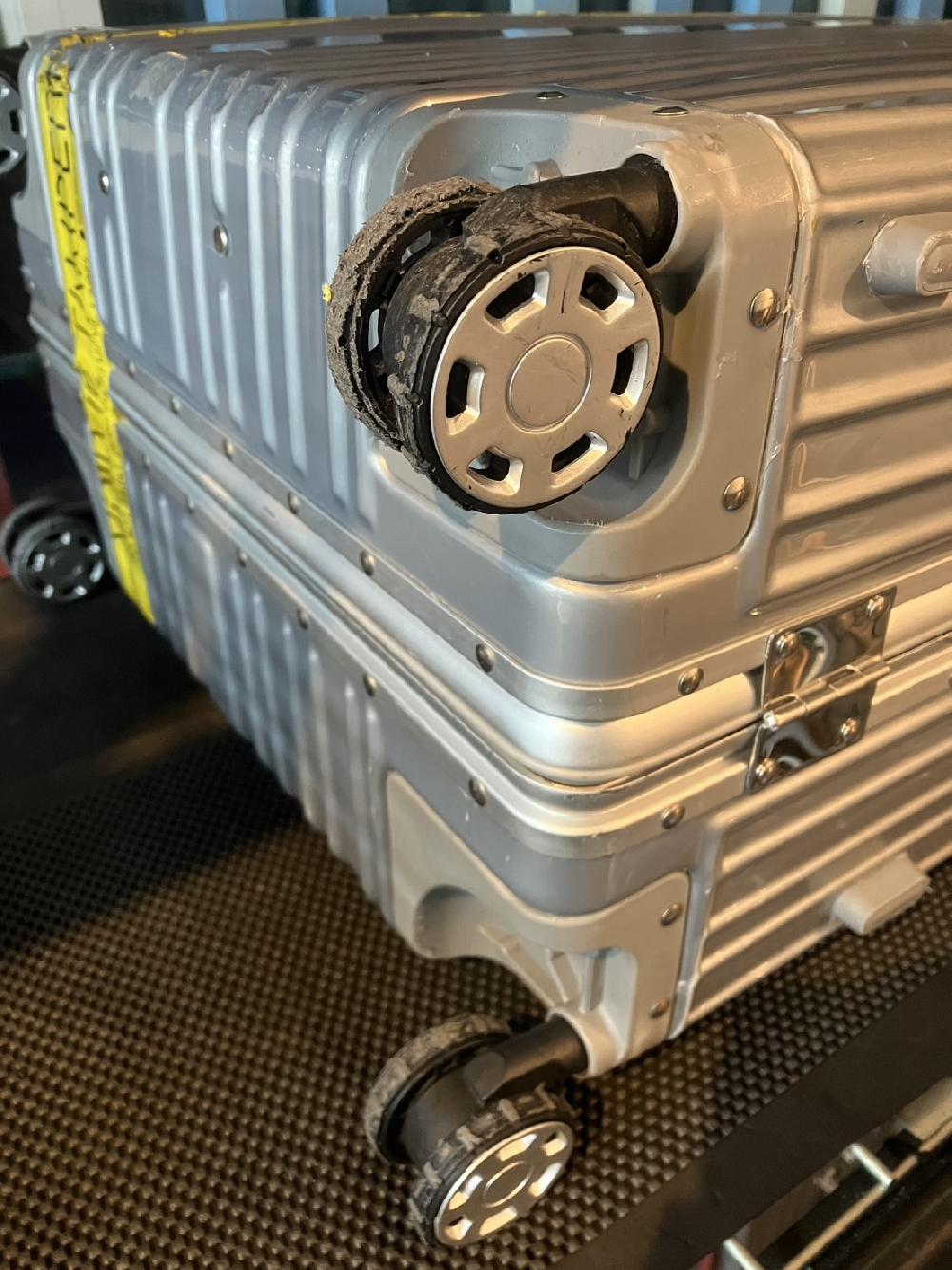 スーツケースダブルキャスター交換