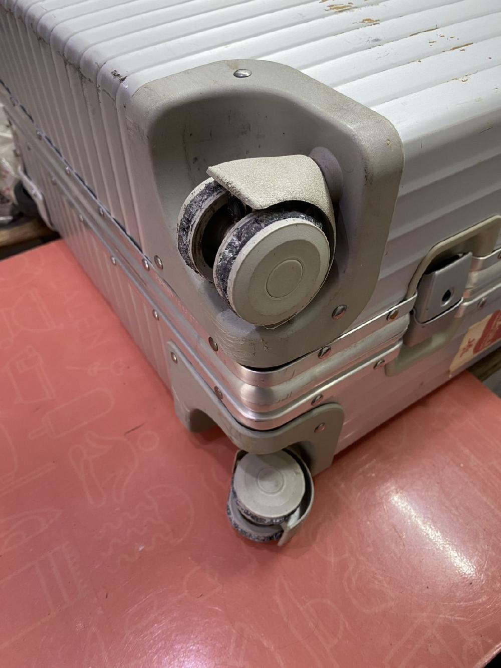 RIMOWA旧トパーズキャスター交換｜経年劣化でタイヤ周りのゴムがボロボロ｜修理実績｜スーツケースなおします