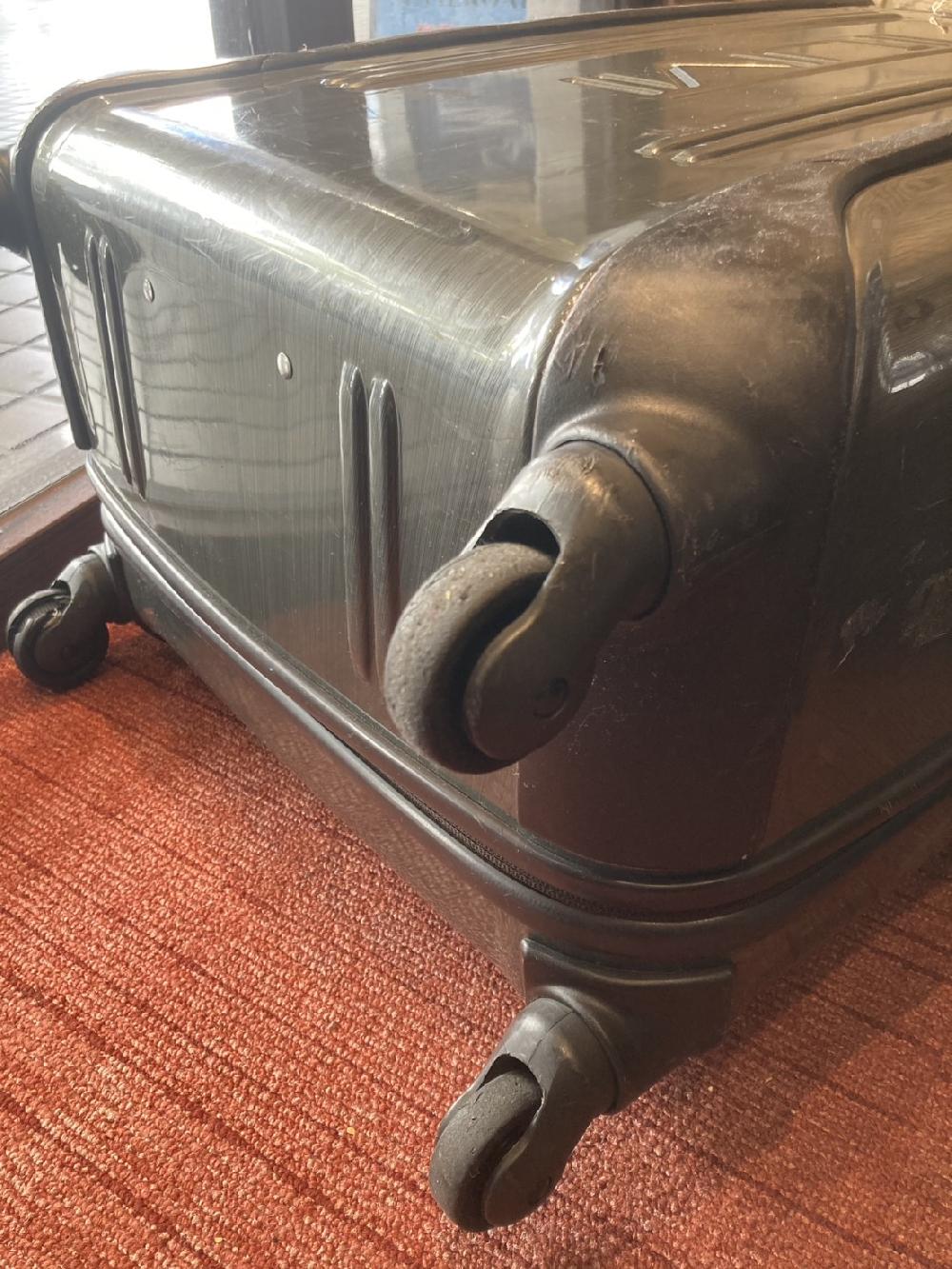 TUMIスーツケースシングルキャスター交換