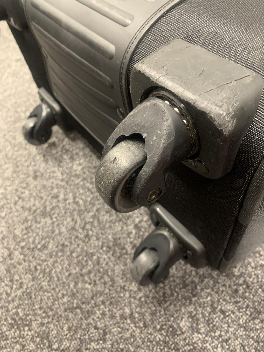 new balanceスーツケースシングルキャスター交換