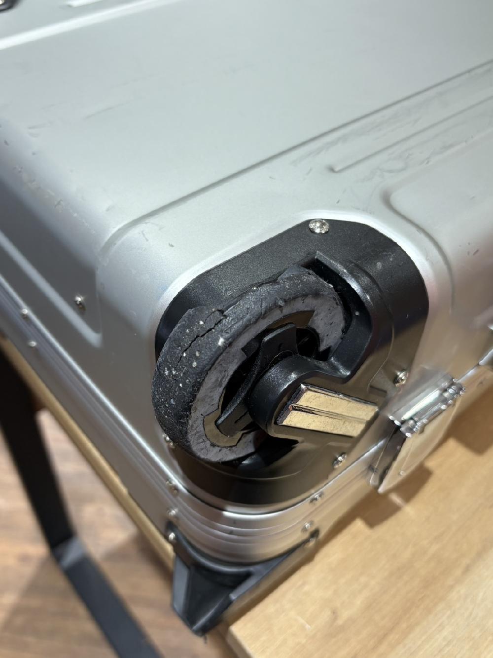 ゼロハリバートン2輪キャスター交換