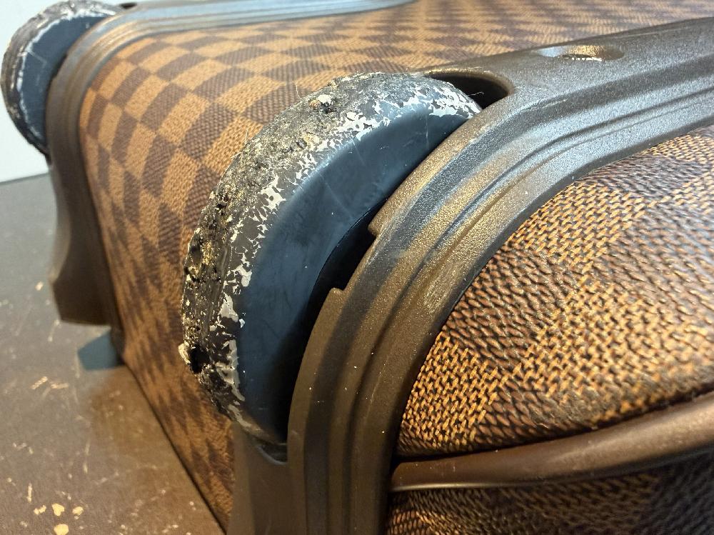 ルイヴィトンスーツケース二輪キャスター交換