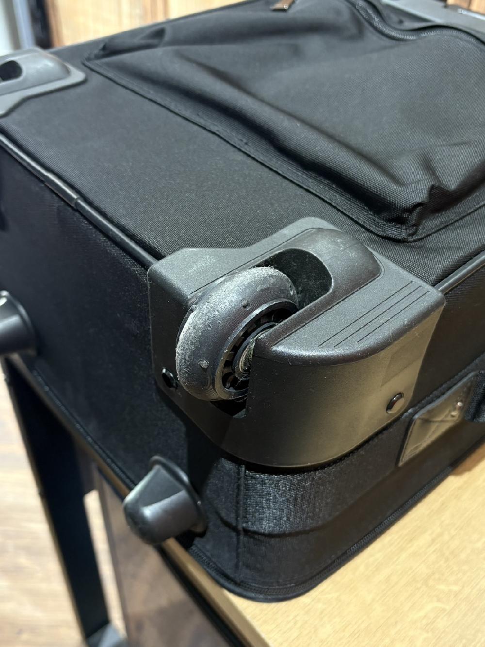 agnes b.スーツケース二輪キャスター交換