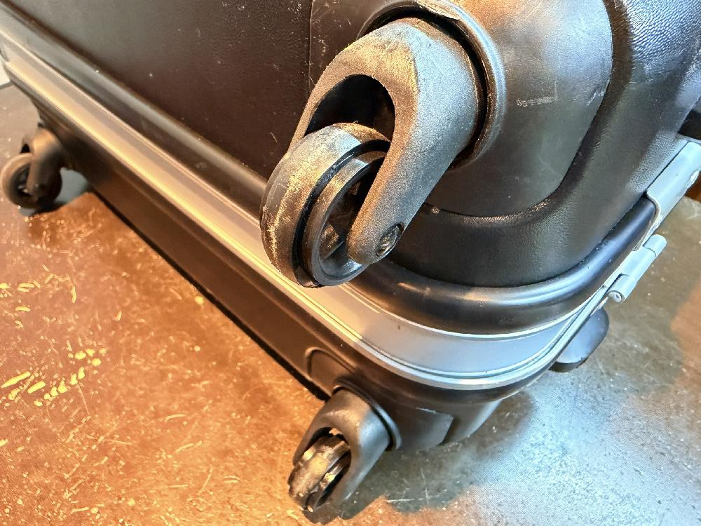 World Travelerスーツケースシングルキャスター交換