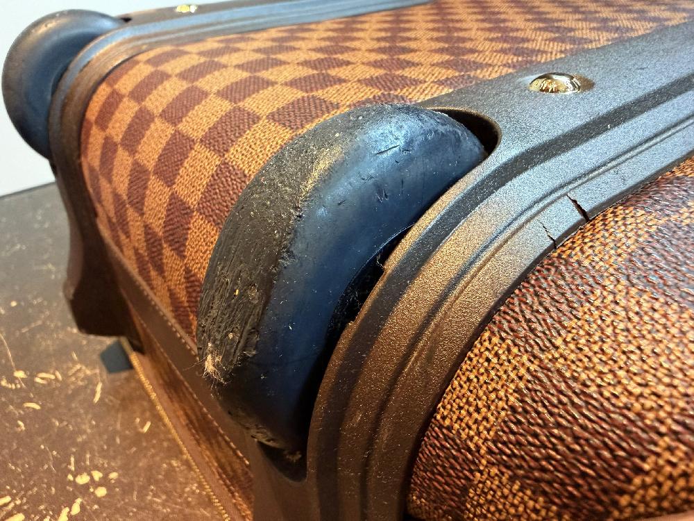 ルイヴィトンスーツケース二輪キャスター交換