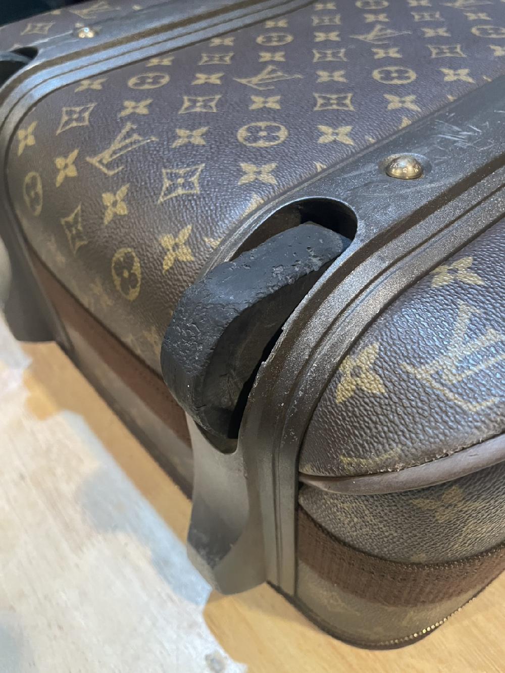 ルイヴィトンスーツケース二輪キャスター交換