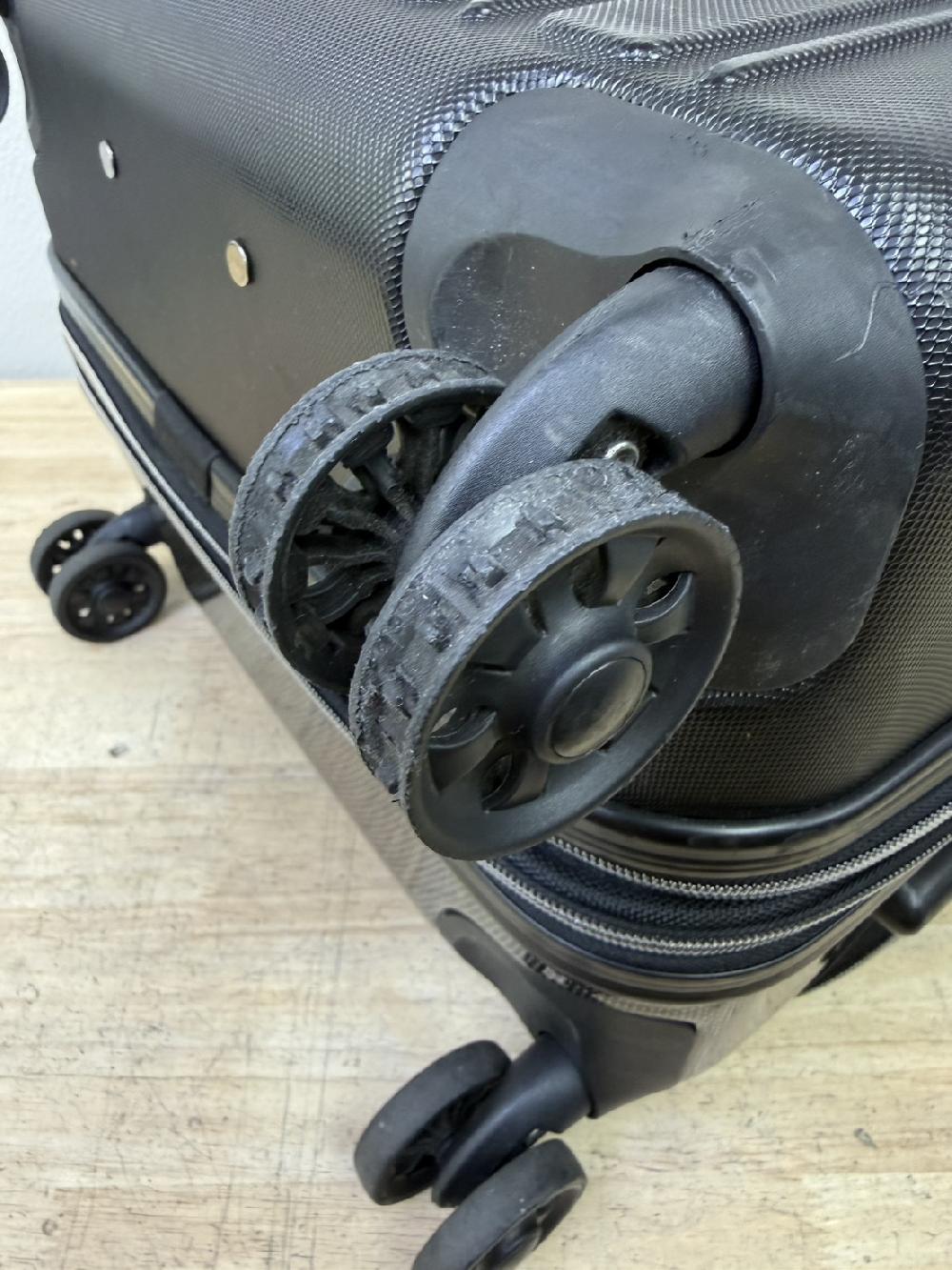 スーツケースダブルキャスター交換