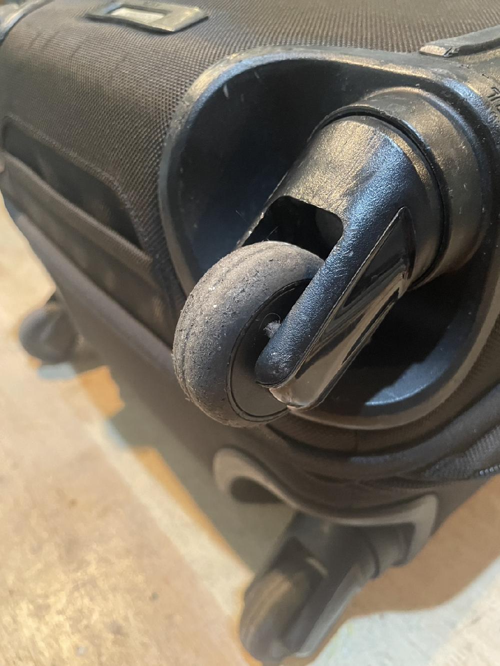 スーツケースダブルキャスター交換