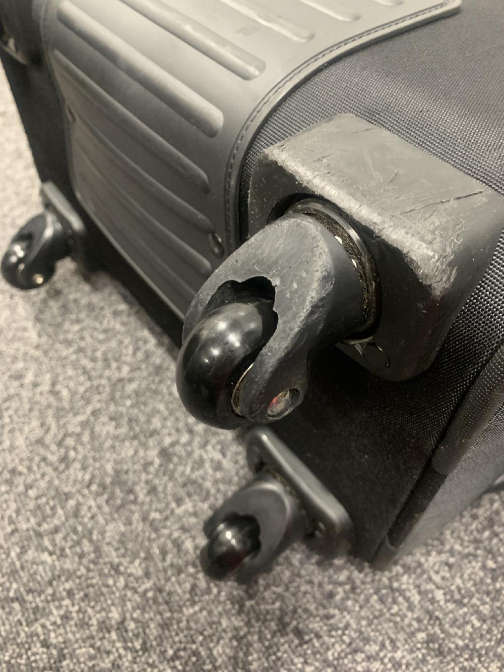 new balanceスーツケースシングルキャスター交換