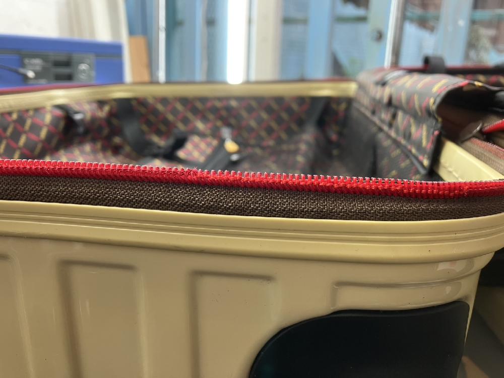 スーツケースファスナー部分縫製修理