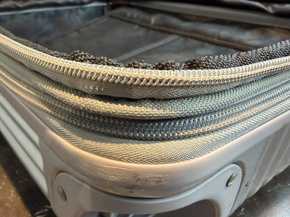 Colemanスーツケースファスナー部分縫製修理