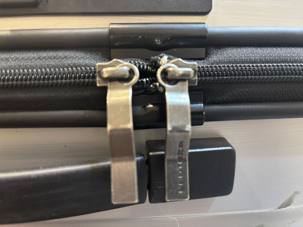 TSAロック（鍵）が壊れている｜プロテカスーツケース修理実績｜スーツ