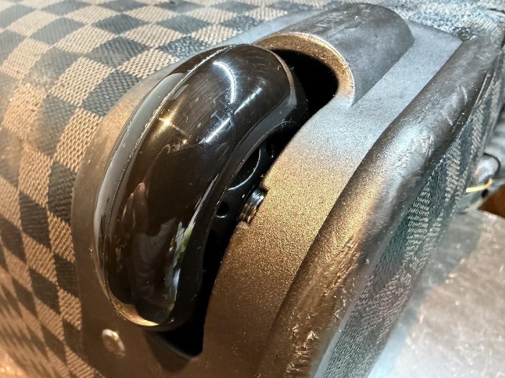 ルイヴィトンスーツケース二輪キャスター交換